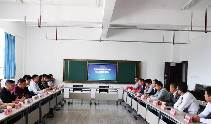 易捷网络公司与育英中等职业技术学校达成校企战略合作，共建双创育人平台！